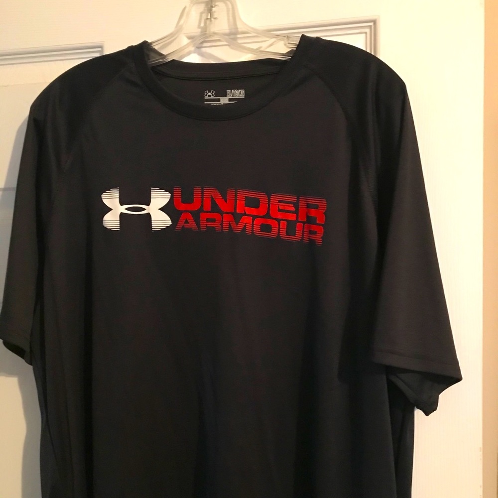Underarmer t shirt.